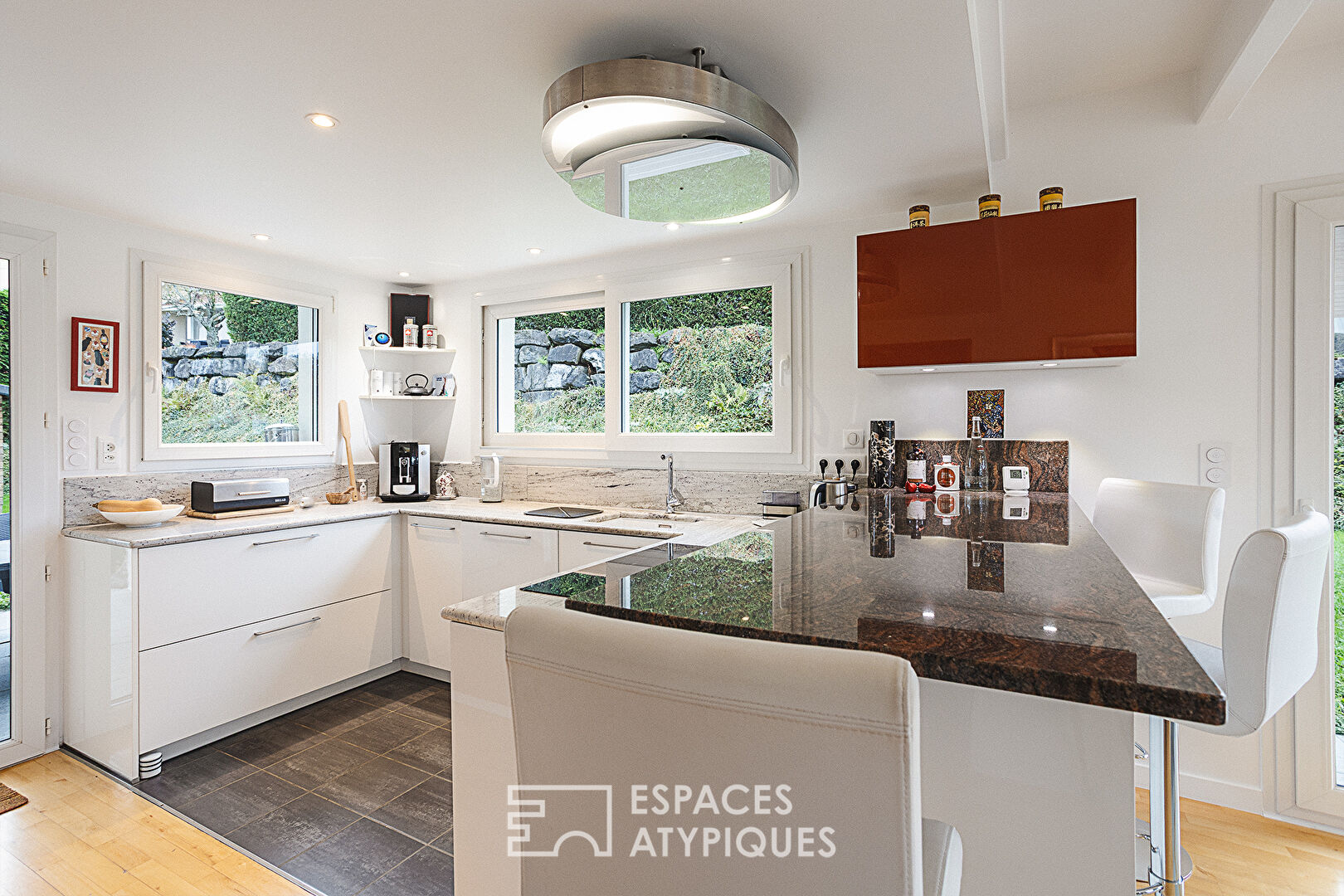 Villa tel un belvédère contemporain sur le lac Léman