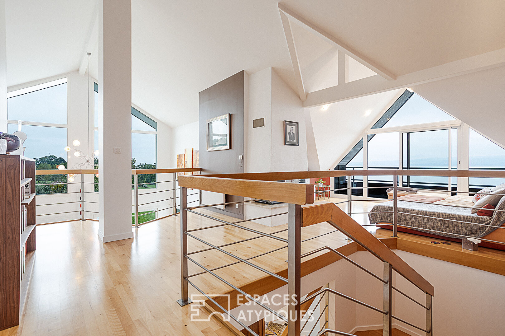 Villa tel un belvédère contemporain sur le lac Léman