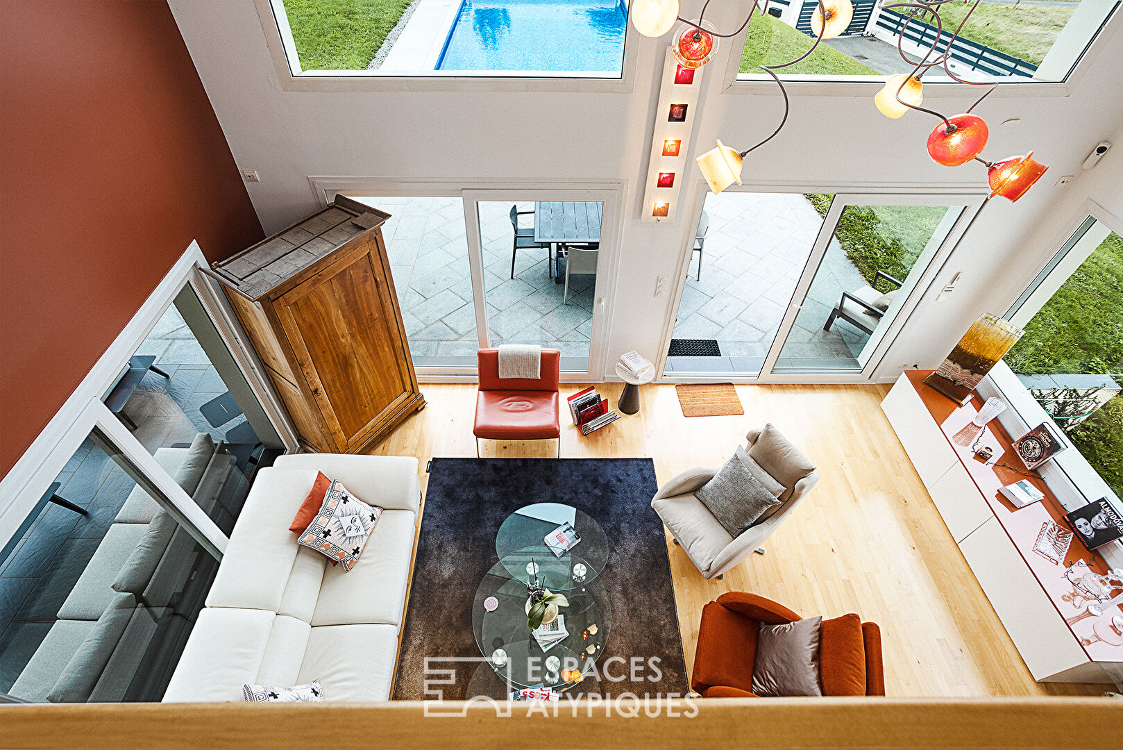 Villa tel un belvédère contemporain sur le lac Léman