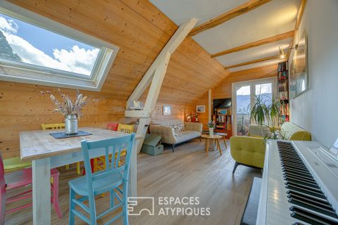 Duplex rénové sous les toits en coeur du village