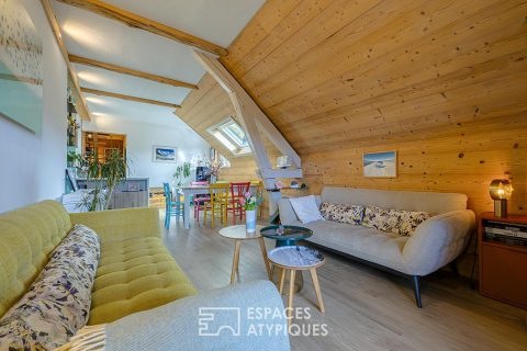 Duplex rénové sous les toits en coeur du village