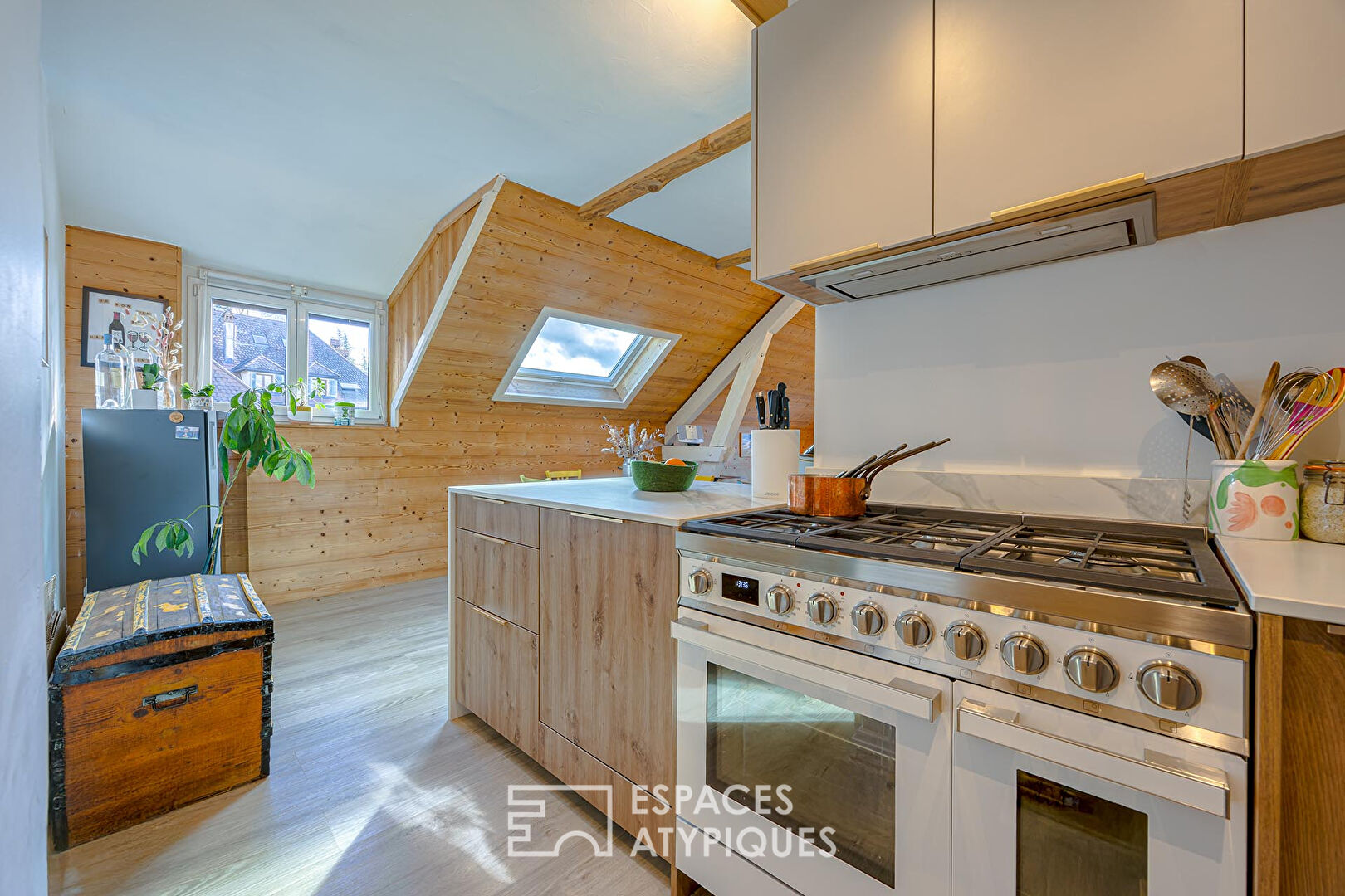 Duplex rénové sous les toits en coeur du village