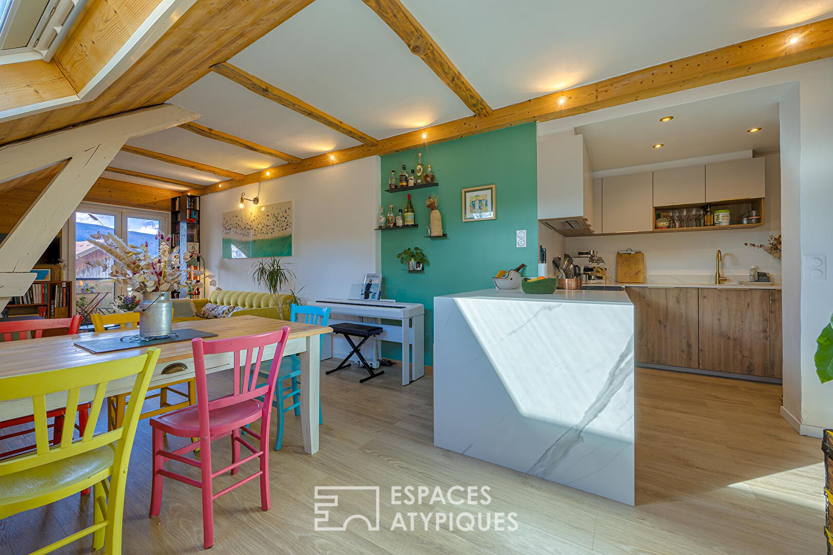 Duplex rénové sous les toits en coeur du village