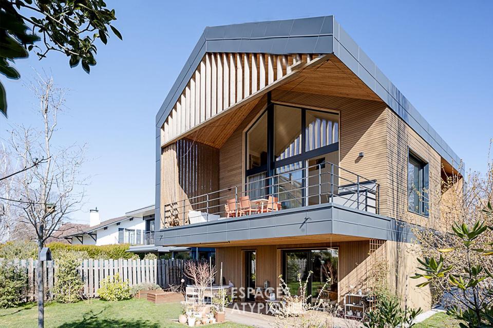 Maison d'architecte éco-conçue avec dépendances proche des rives du Léman