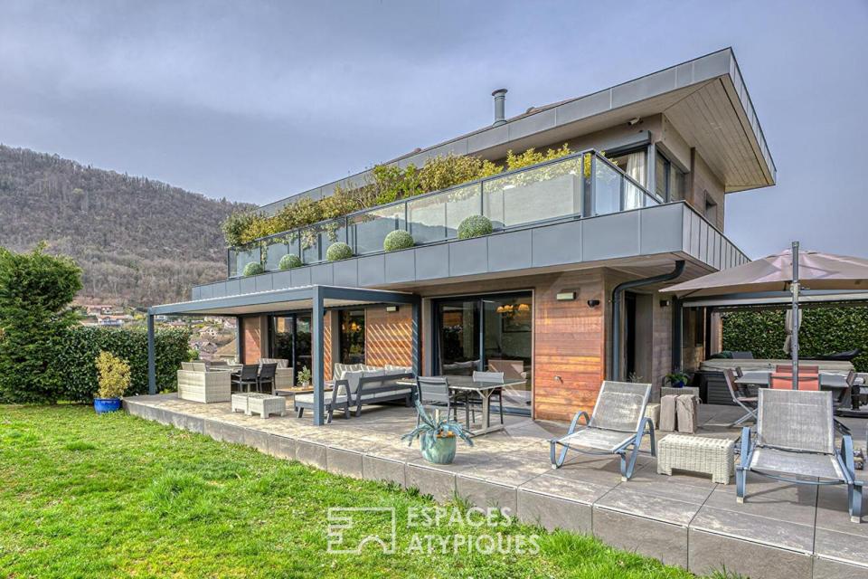 Maison d'architecte avec terrasses et jardin au bord du lac