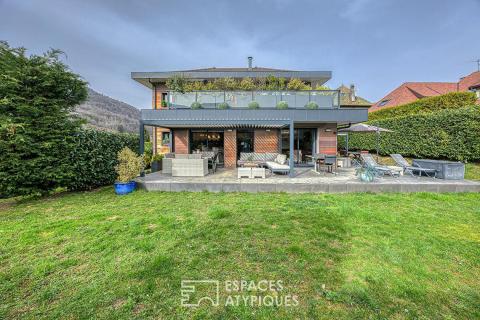 Maison d&rsquo;architecte avec terrasses et jardin au bord du lac