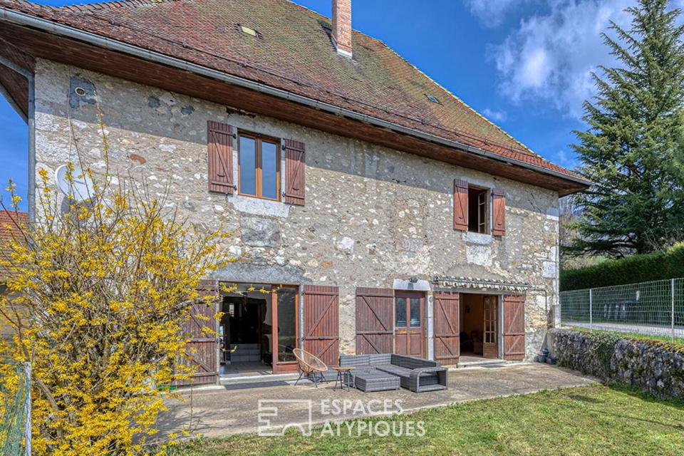 Ancienne bâtisse en pierre à repenser