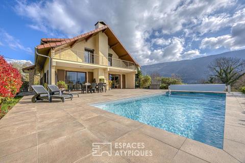 Villa d’architecte avec piscine entre lac et montagnes