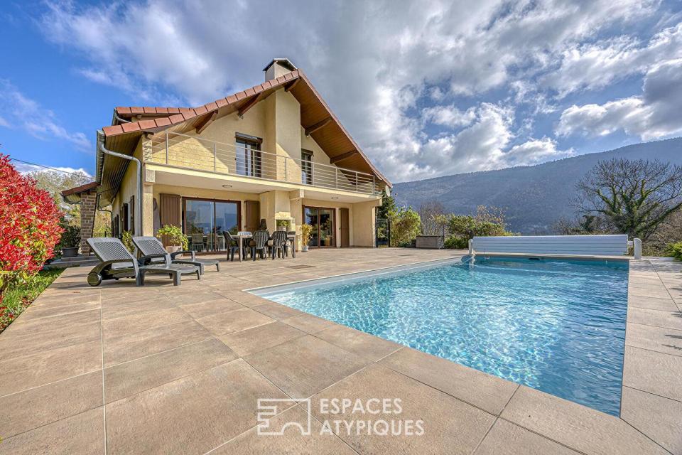 Villa d'architecte avec piscine entre lac et montagnes