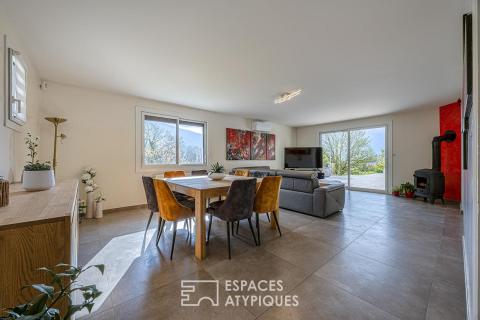 Villa d&rsquo;architecte avec piscine entre lac et montagnes