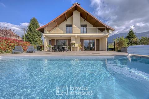 Villa d’architecte avec piscine entre lac et montagnes