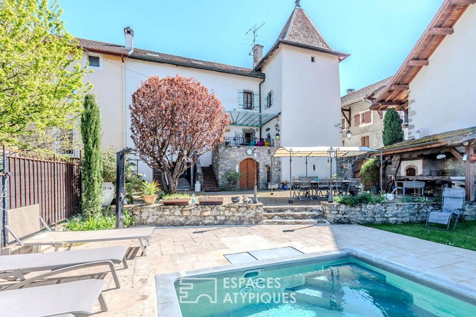 Château médiéval, dépendances contemporaines et piscine aux portes de Genève