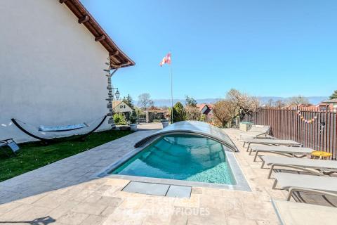 Château médiéval, dépendances contemporaines et piscine aux portes de Genève