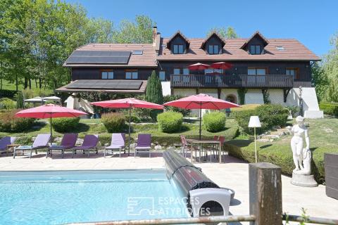 Ferme du XIXe rénovée au coeur d&rsquo;un parc paysager avec piscine et vue dégagée