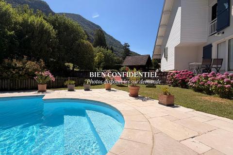 Propriété de caractère avec piscine et vue sur les montagnes