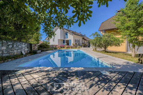 Elégante propriété avec piscine et vue sur les montagnes