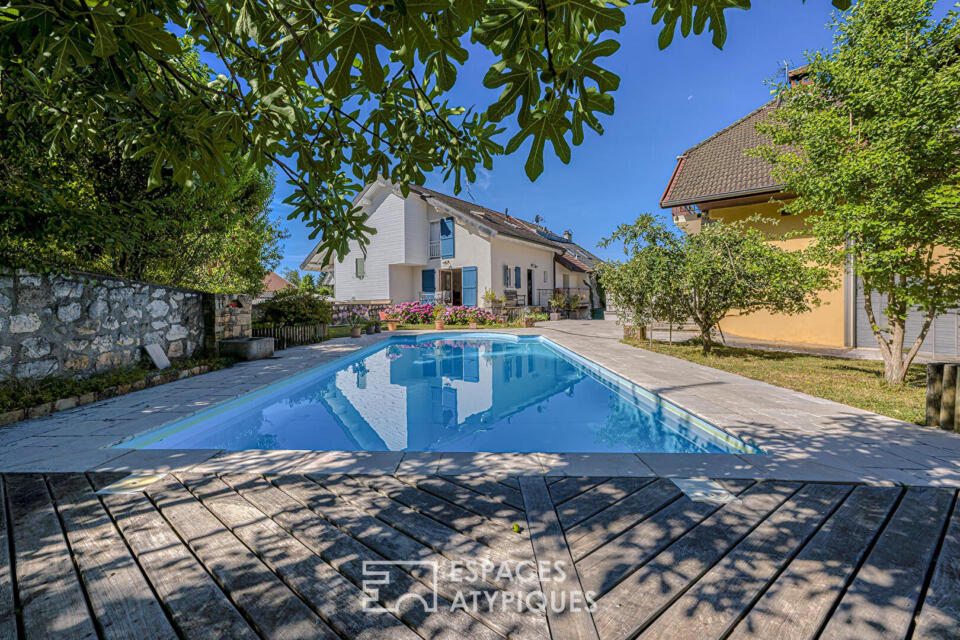 Elégante propriété avec piscine et vue sur les montagnes
