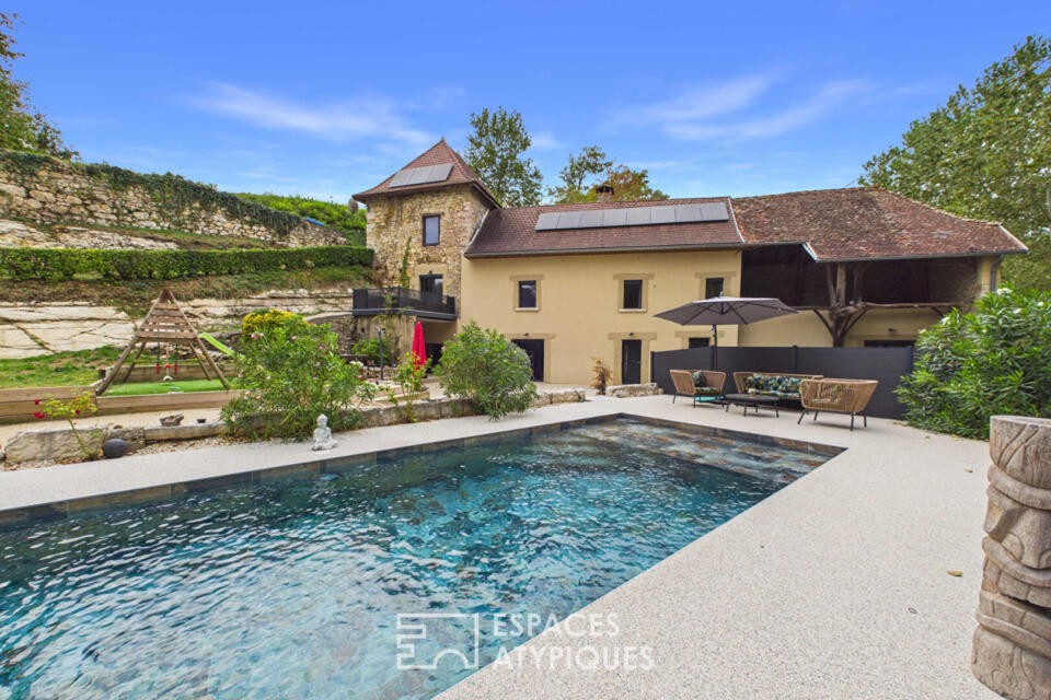 Bâtisse rénovée avec ancienne chapelle et piscine