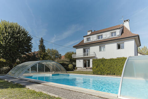 Maison d&rsquo;architecte en coeur de ville avec piscine et jardin arboré