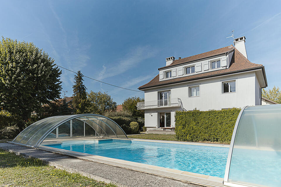 Maison d'architecte en coeur de ville avec piscine et jardin arboré