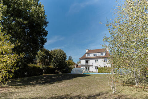 Maison d&rsquo;architecte en coeur de ville avec piscine et jardin arboré