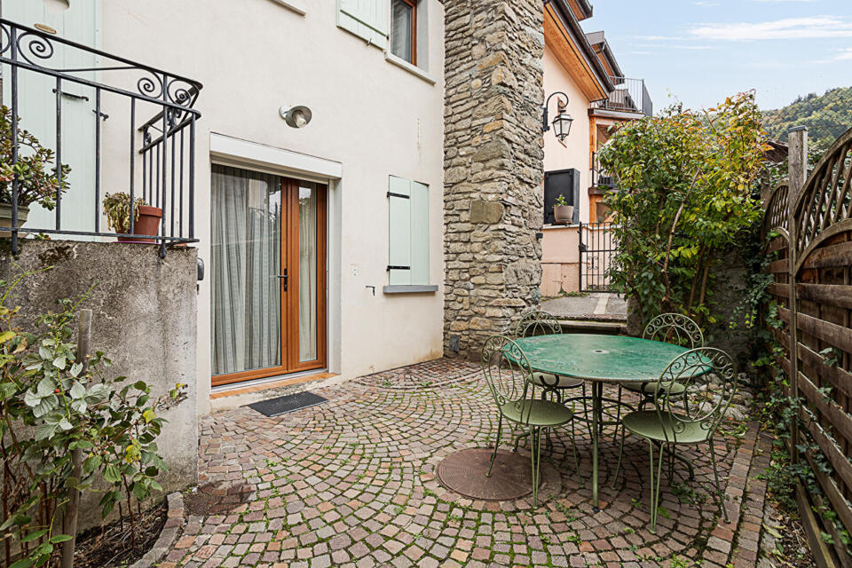 Duplex indépendant avec terrasse dans un château médiéval