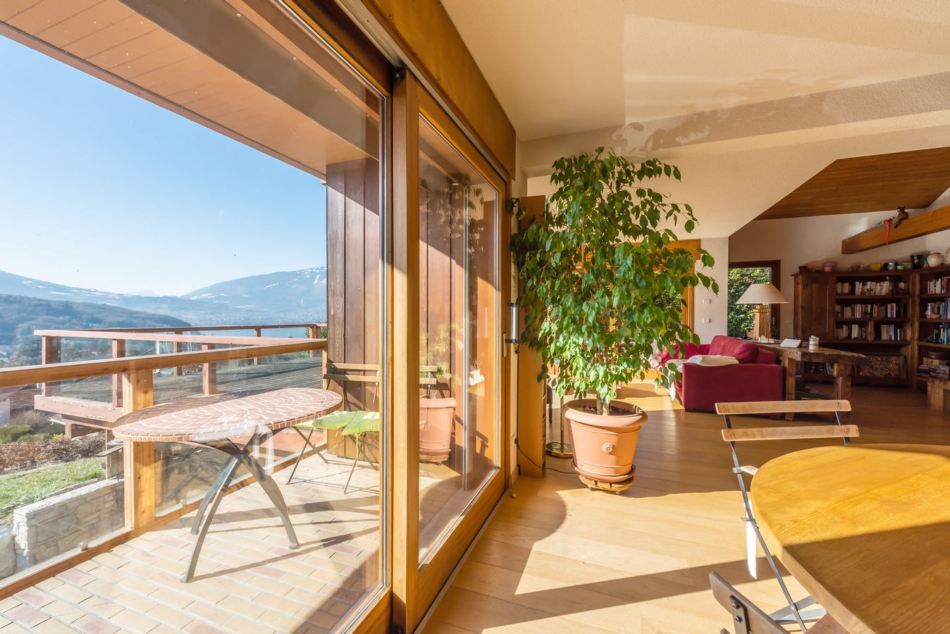 Maison avec piscine, vue lac, montagnes & château