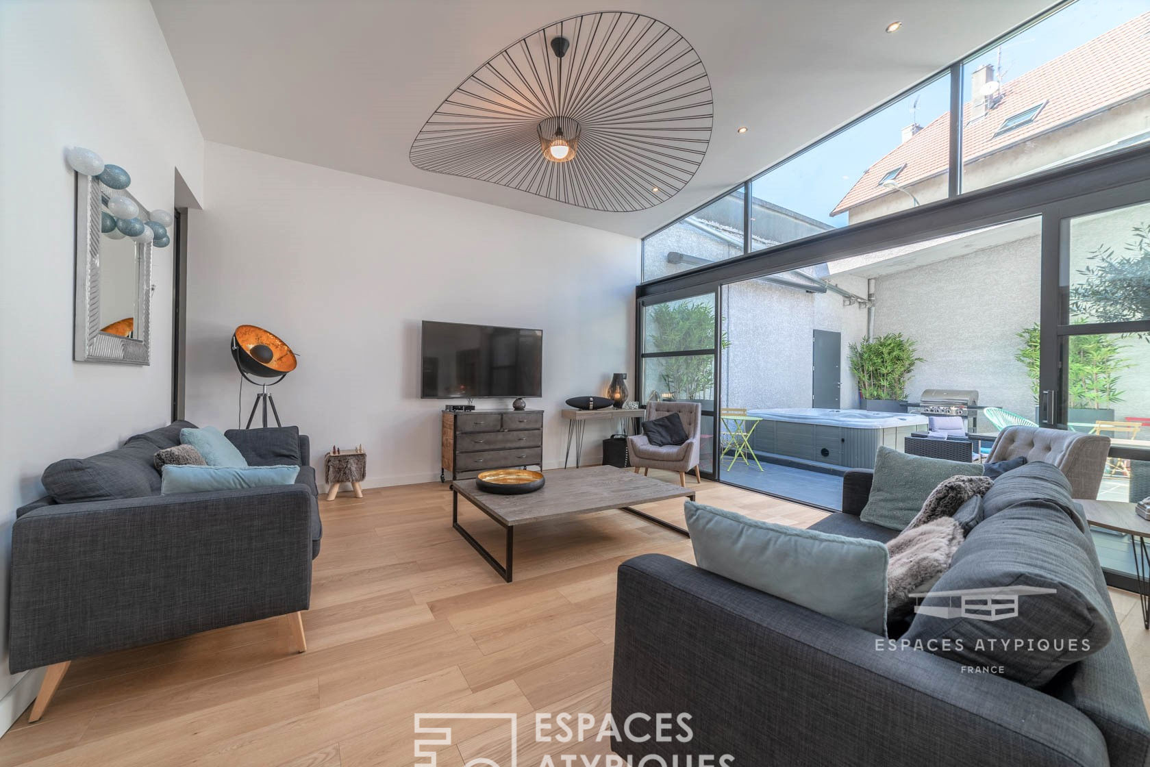 Loft intimiste avec patio à deux pas du centre-ville