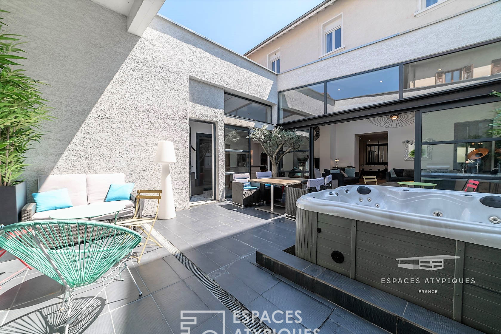 Loft intimiste avec patio à deux pas du centre-ville
