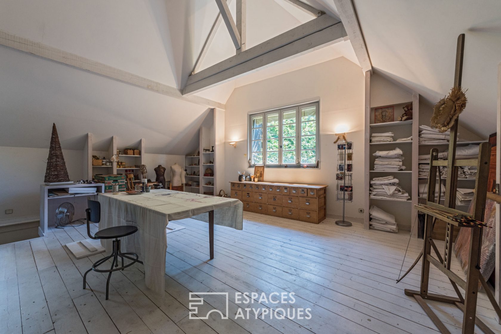 Dépendance de château rénovée au style « campagne-chic »