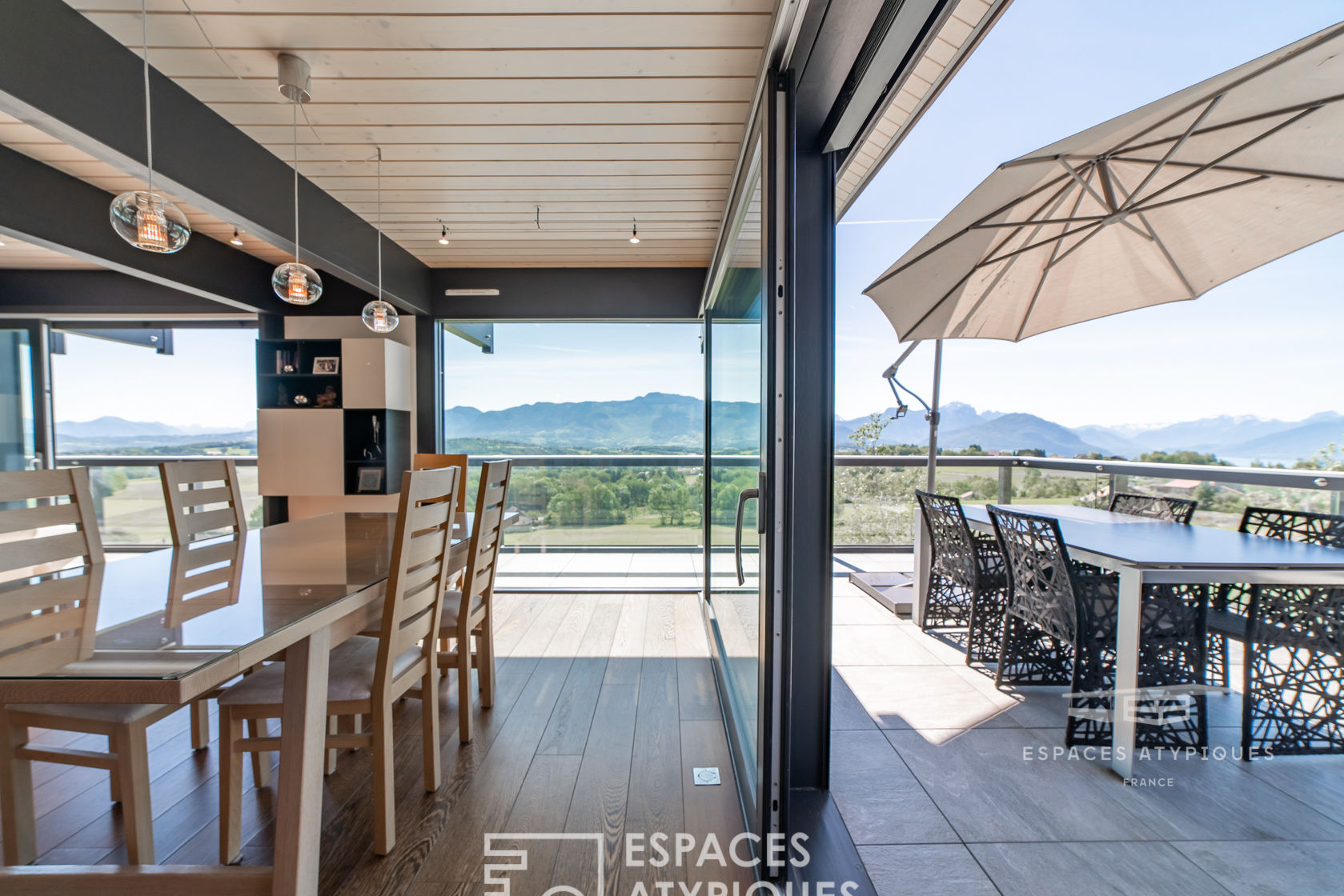 VILLA CONTEMPORAINE AVEC VUE CONTEMPLATIVE