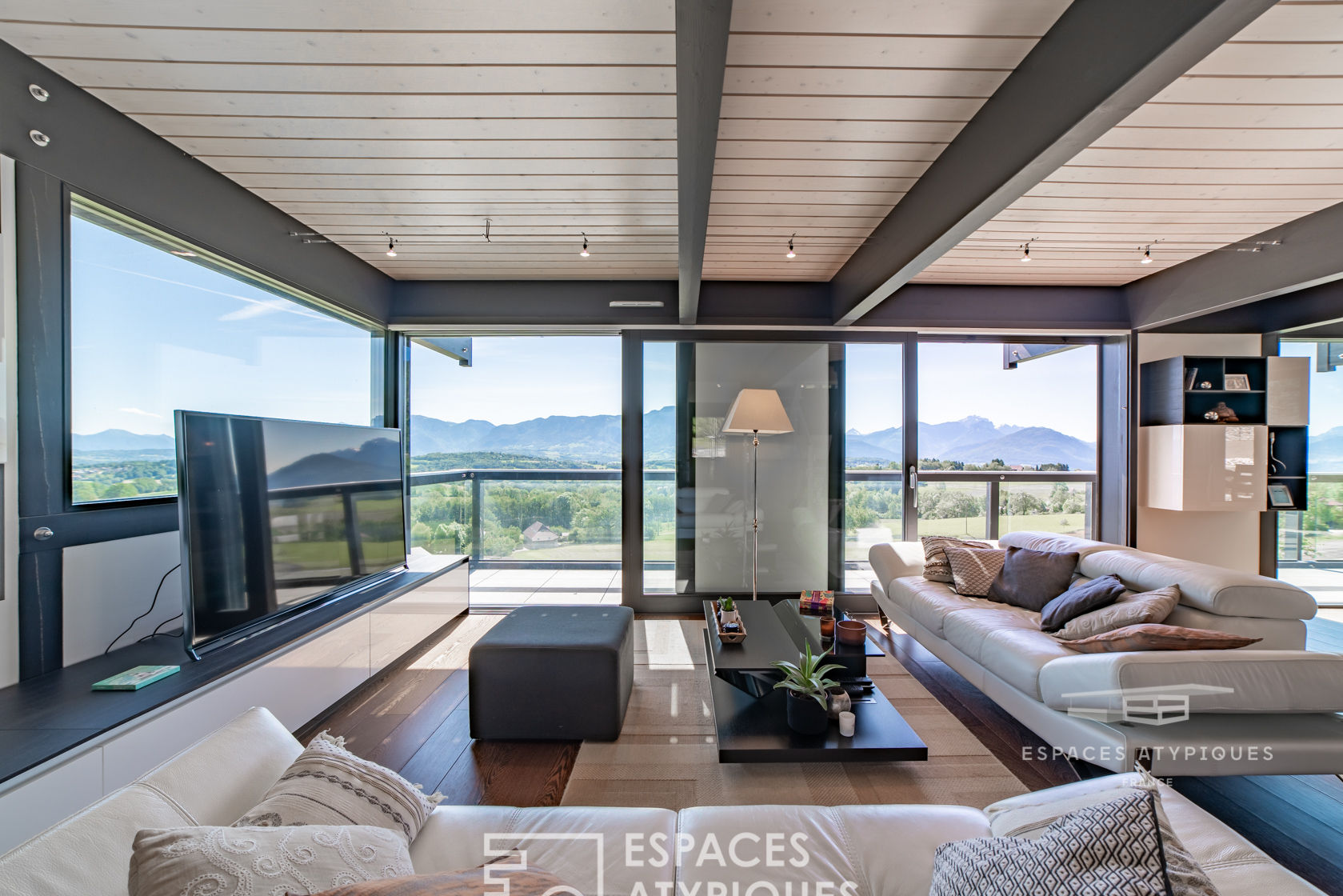 VILLA CONTEMPORAINE AVEC VUE CONTEMPLATIVE