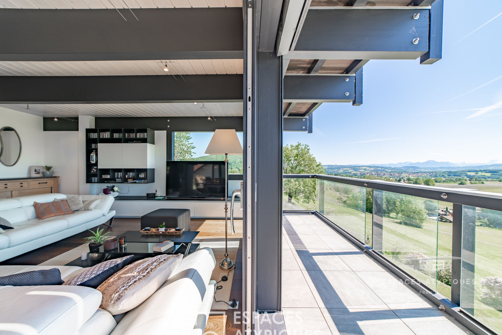 VILLA CONTEMPORAINE AVEC VUE CONTEMPLATIVE