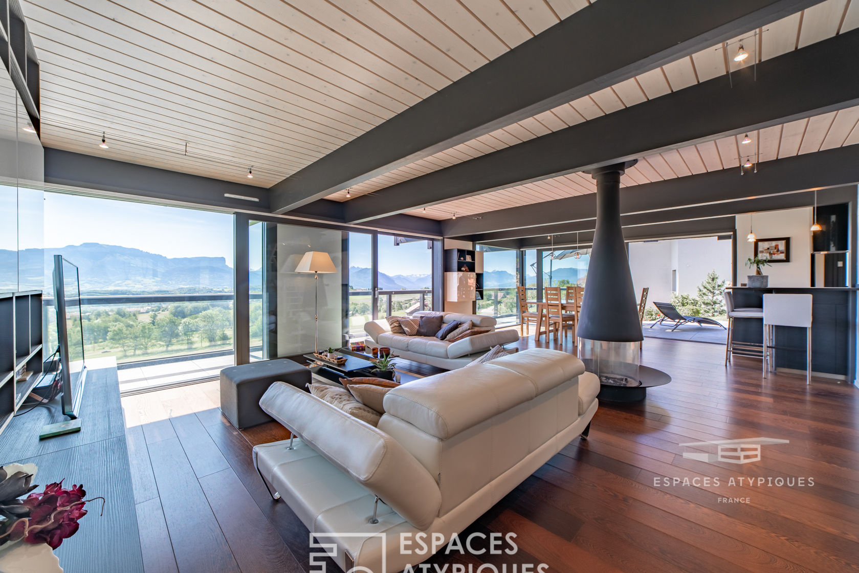 VILLA CONTEMPORAINE AVEC VUE CONTEMPLATIVE