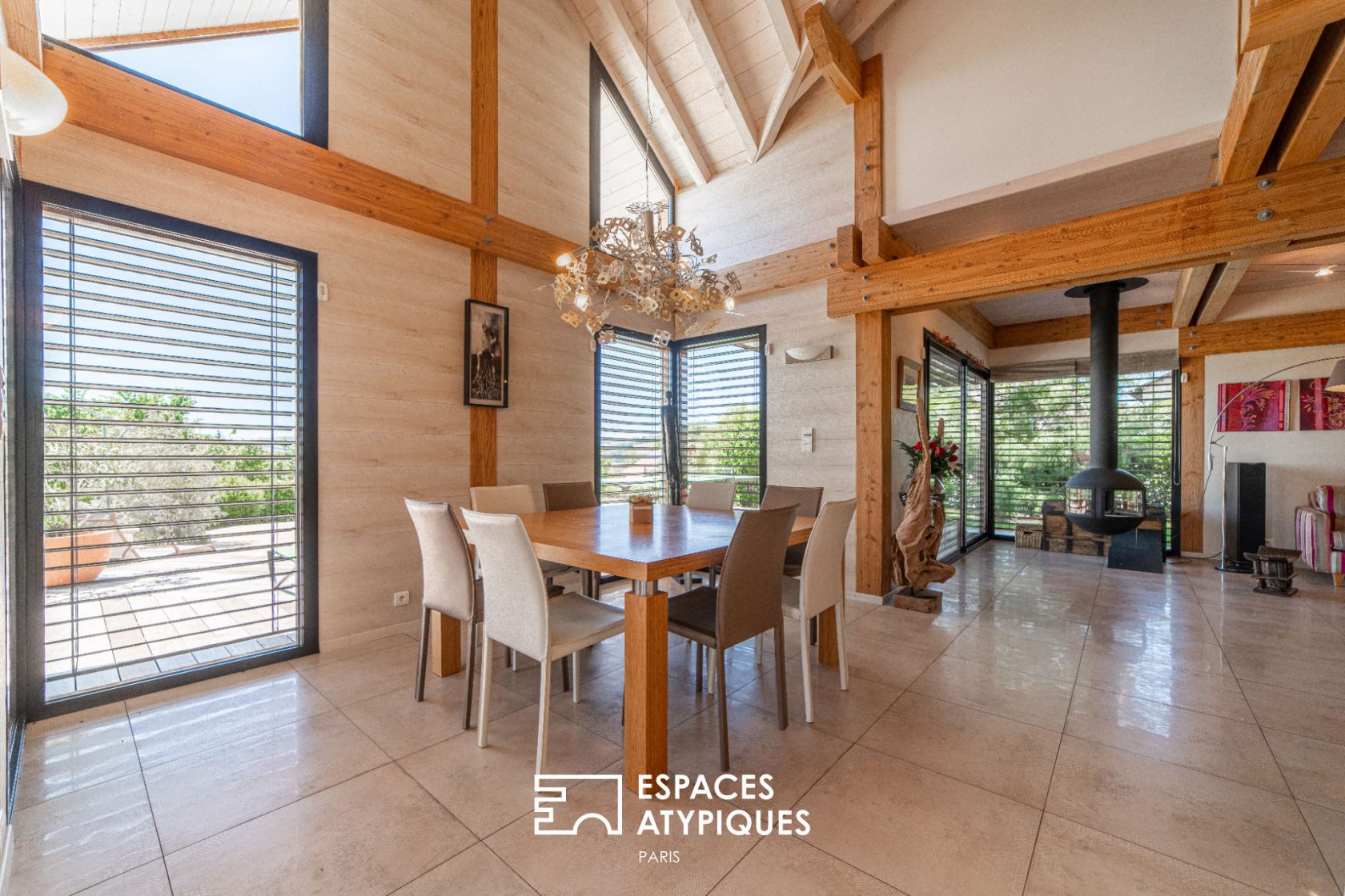 Ossature bois aux beaux volumes avec piscine