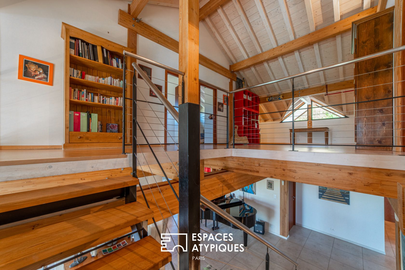 Ossature bois aux beaux volumes avec piscine