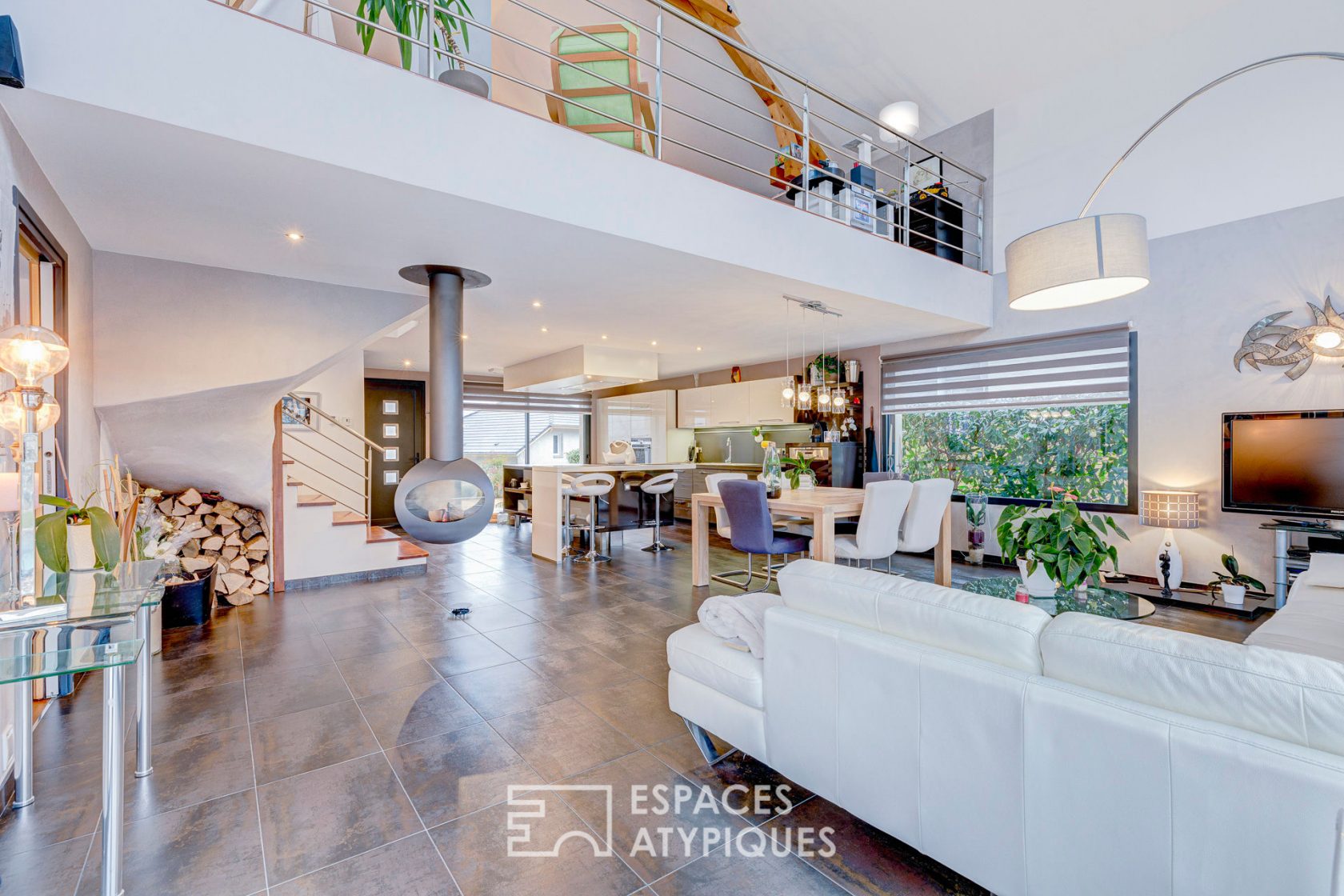 Villa contemporaine avec vue lac