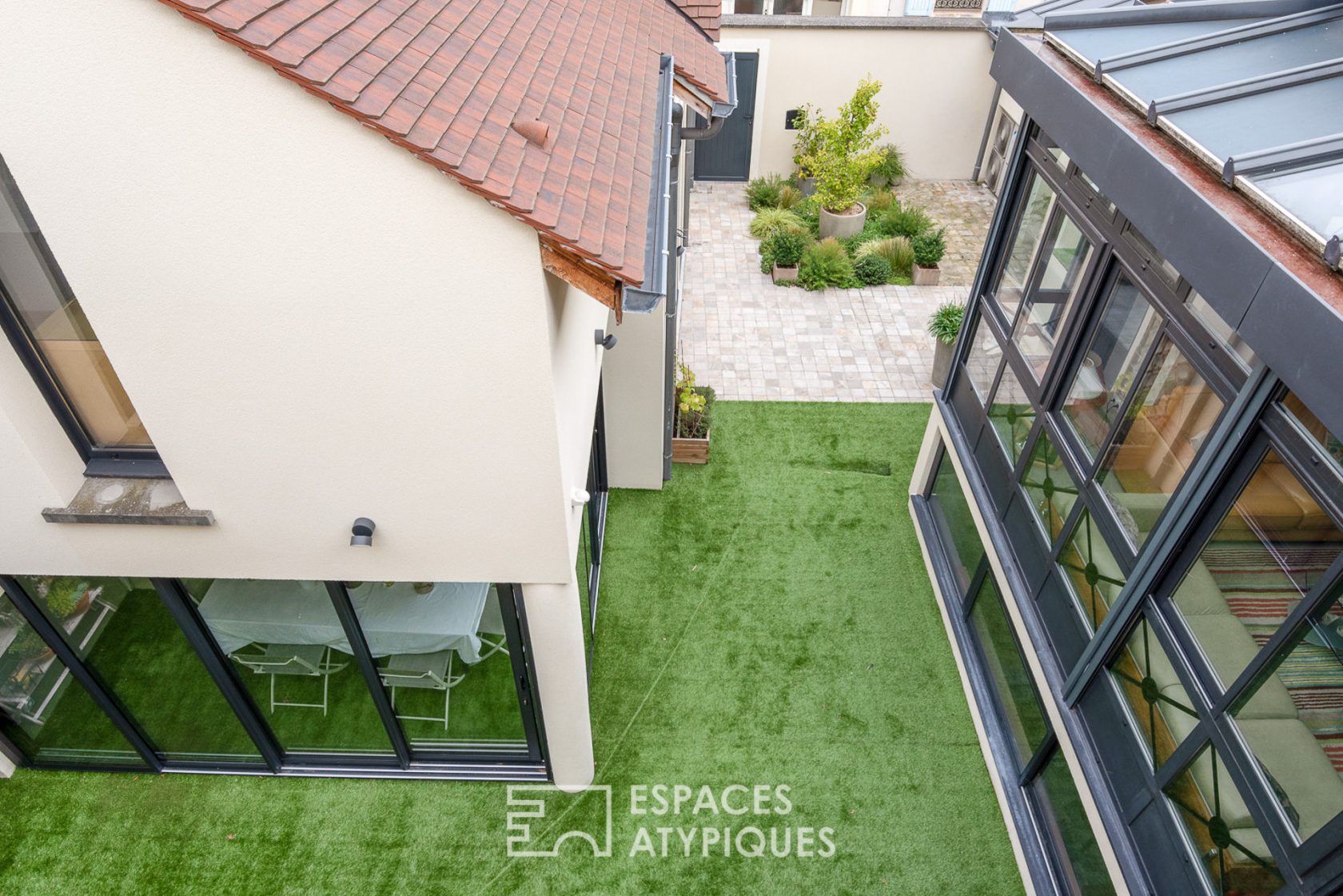 Maison de ville atypique au calme, proche des Saints