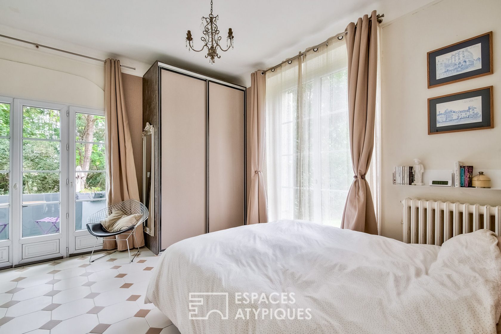 Duplex enveloppé de son écrin de verdure.