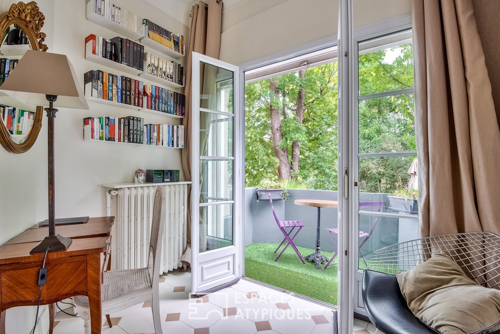 Duplex enveloppé de son écrin de verdure.