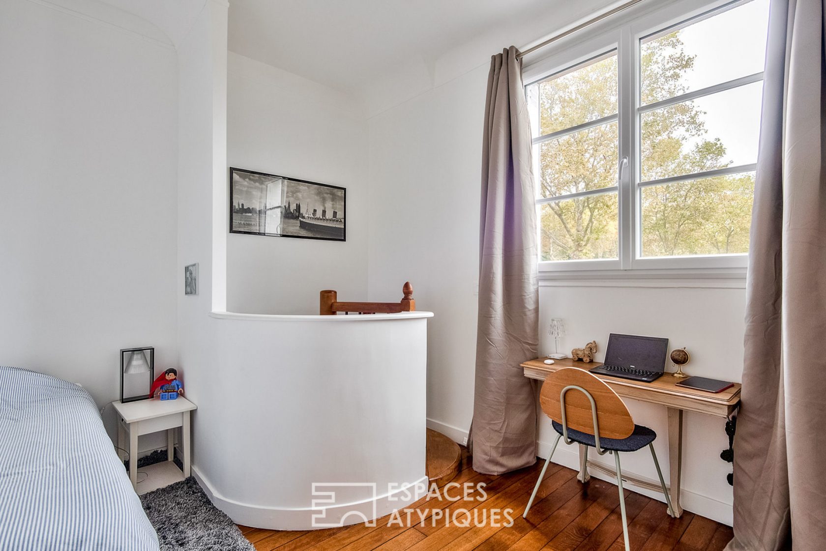 Duplex enveloppé de son écrin de verdure.