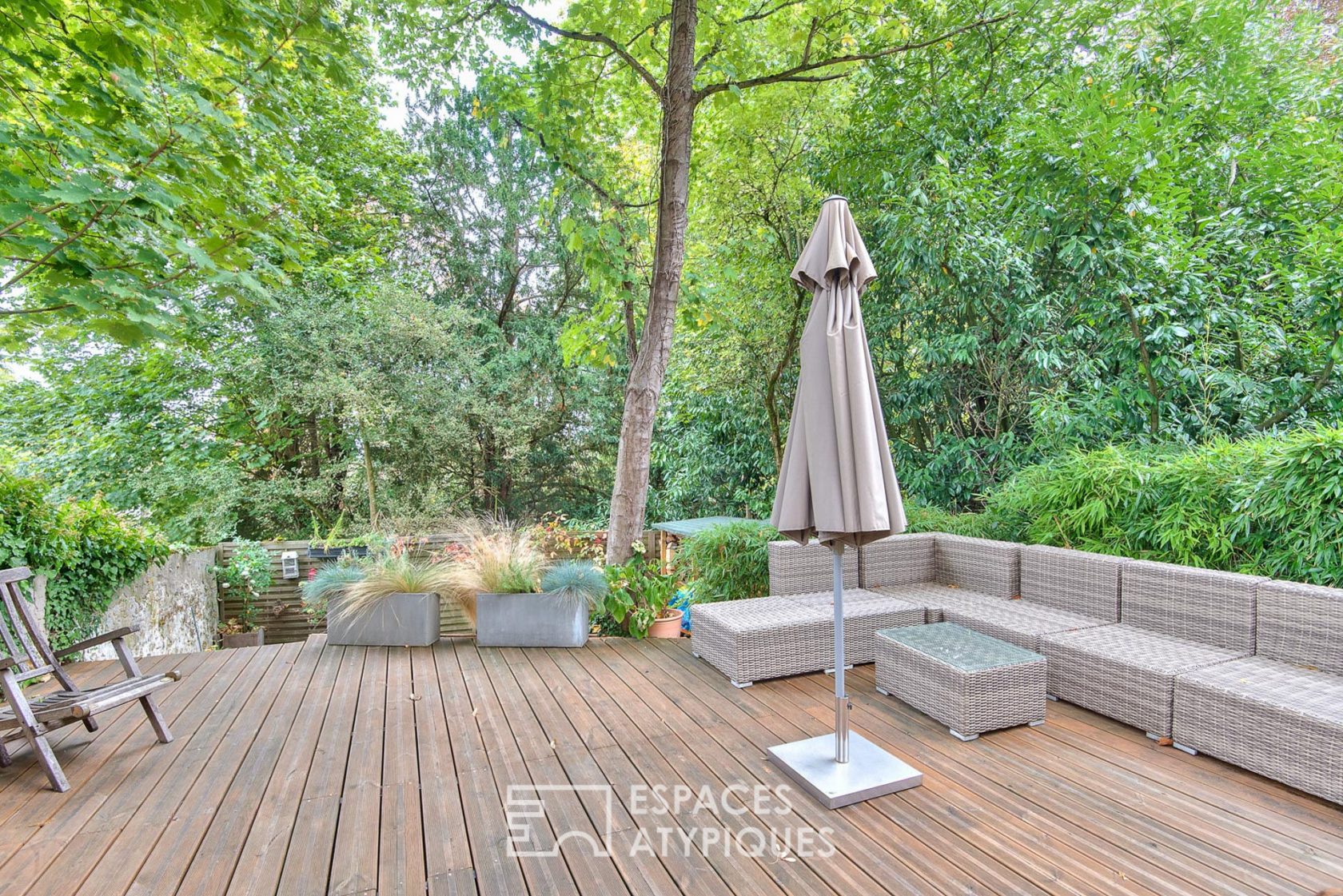 Duplex enveloppé de son écrin de verdure.