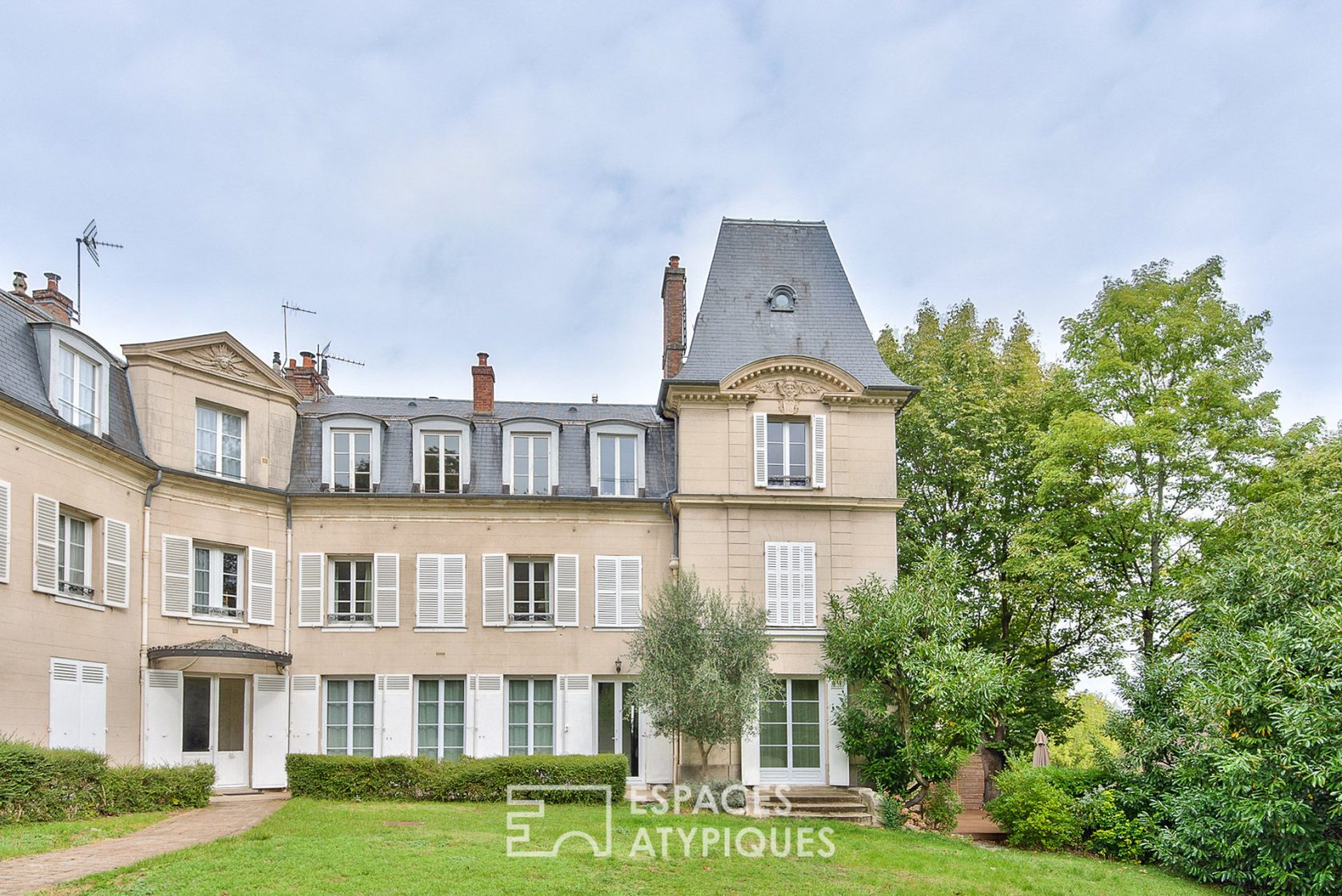 Duplex enveloppé de son écrin de verdure.