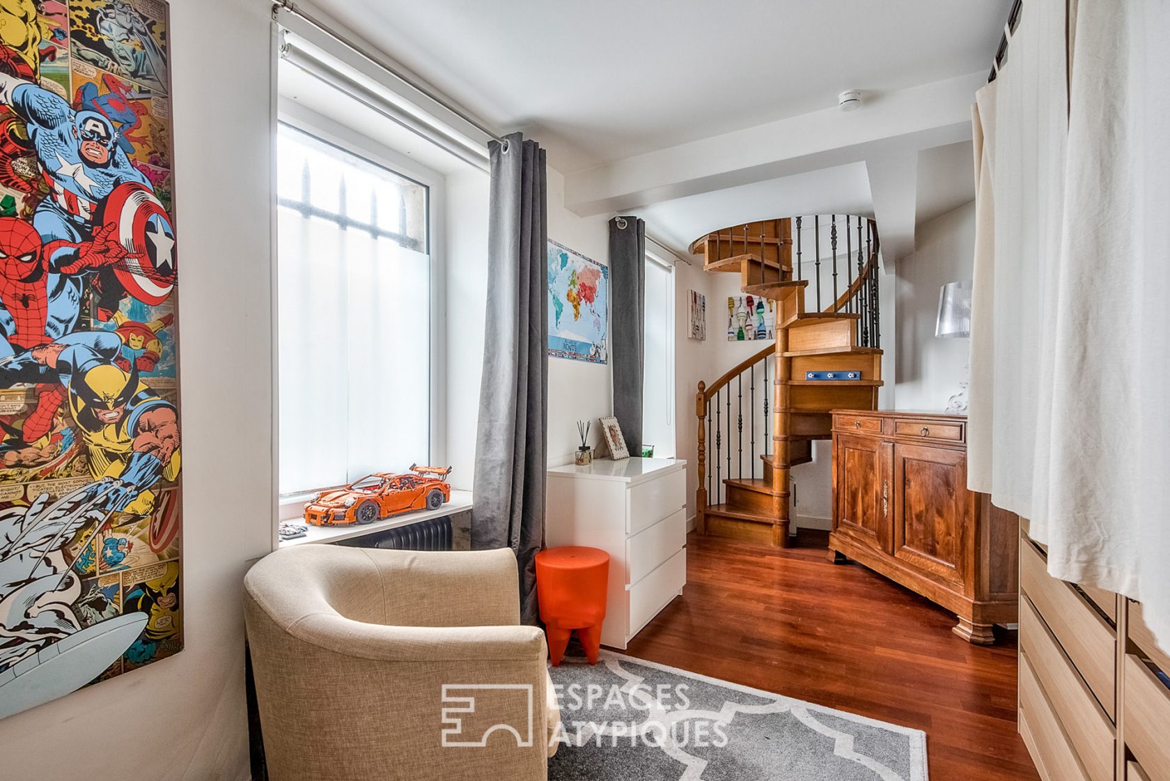 Duplex enveloppé de son écrin de verdure.