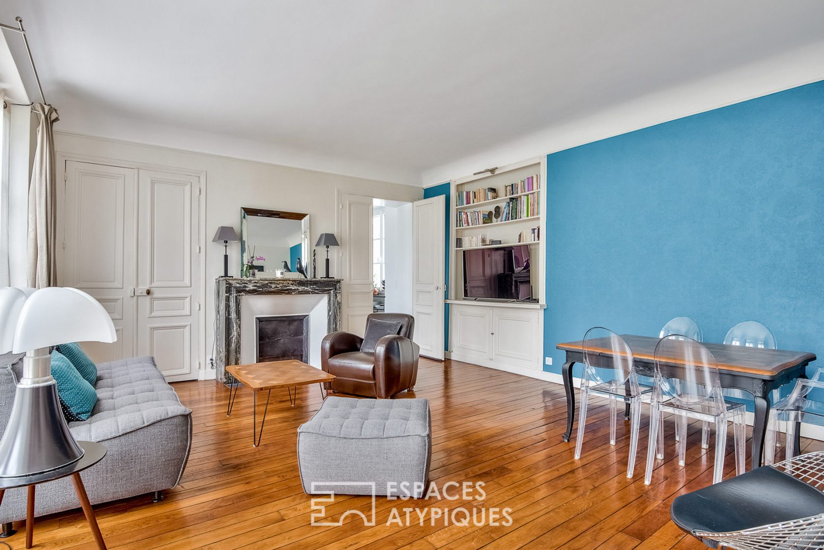Duplex enveloppé de son écrin de verdure.