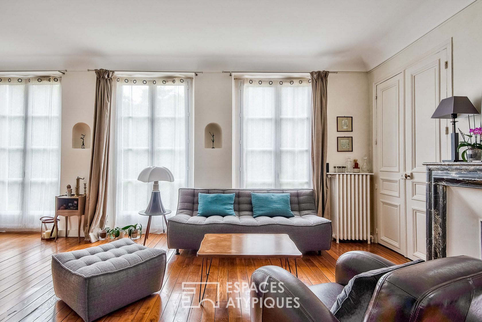 Duplex enveloppé de son écrin de verdure.