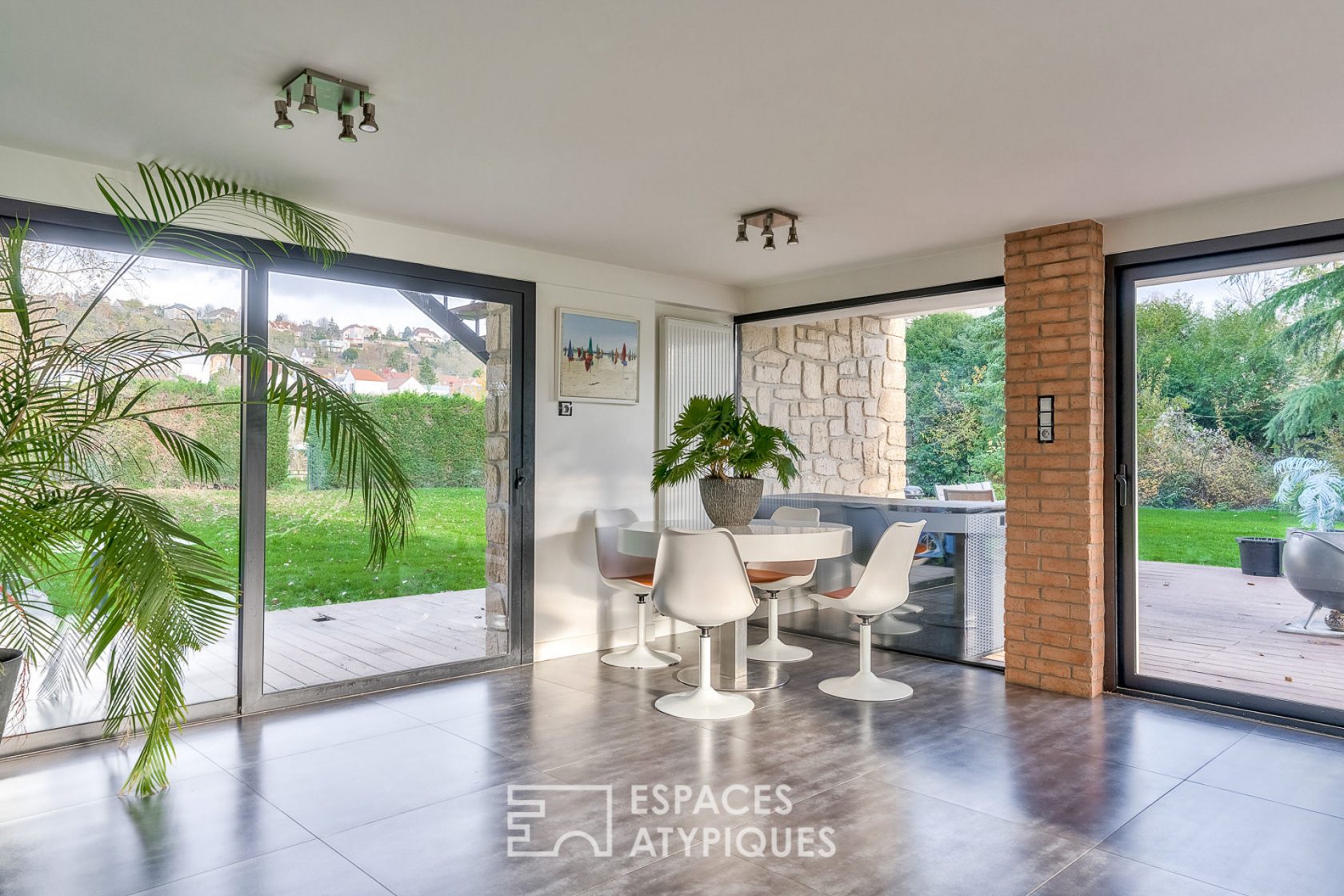 Maison de style Le Corbusier sur une île privée