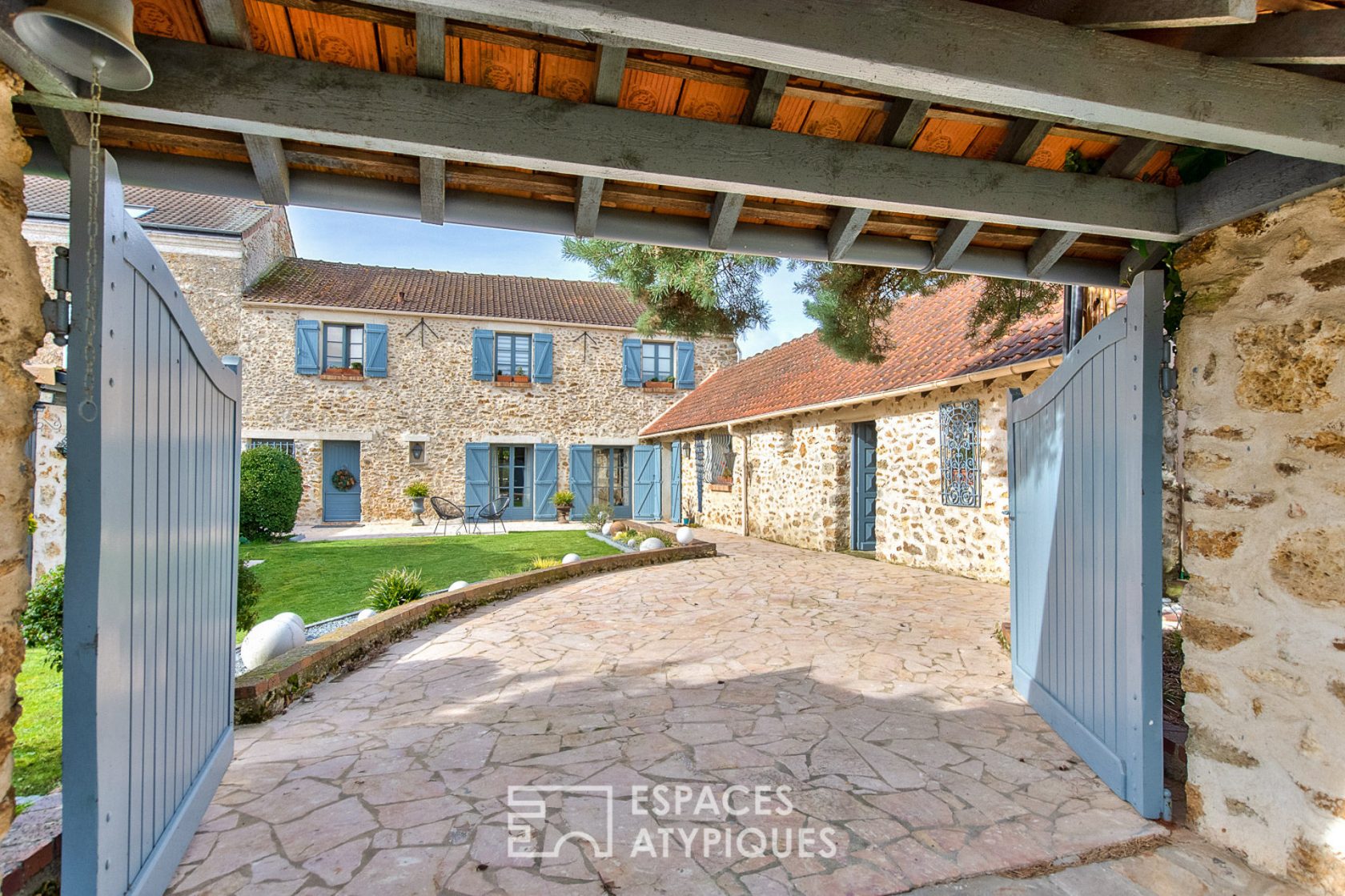 Maison de caractère avec piscine et jardin clos de murs