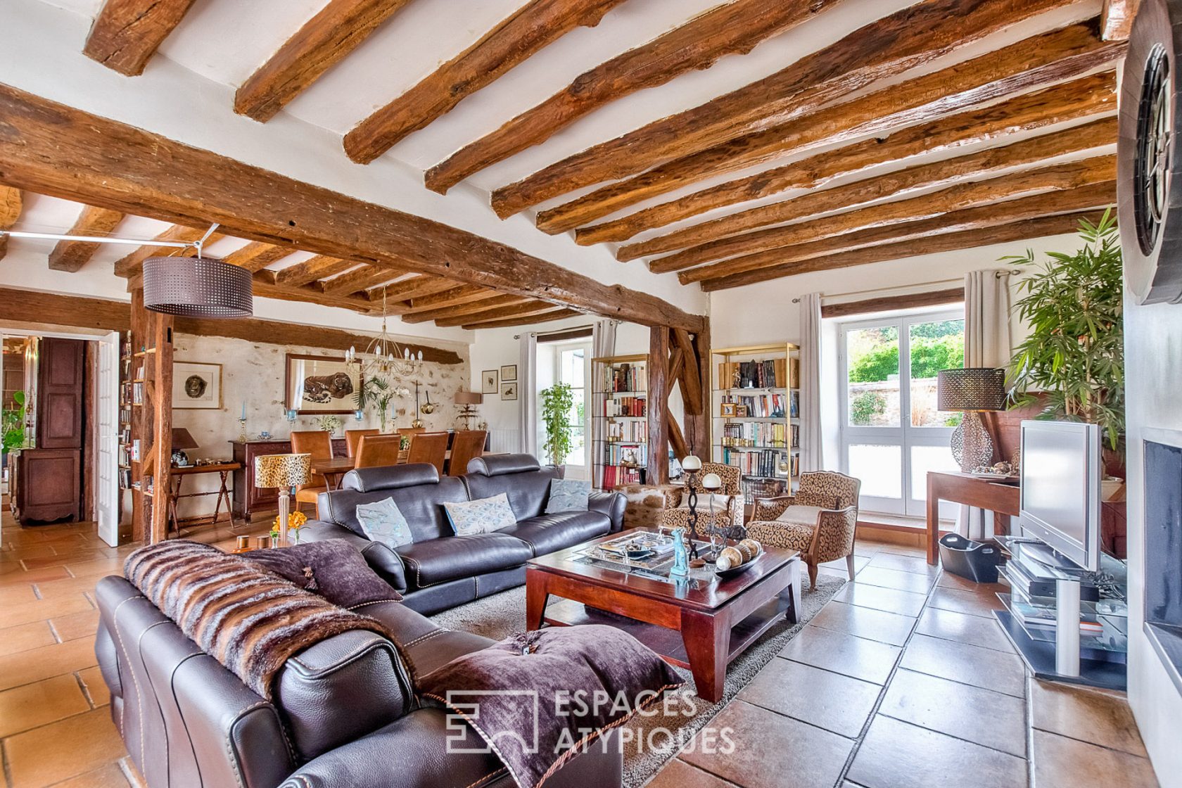 Maison de caractère avec piscine et jardin clos de murs