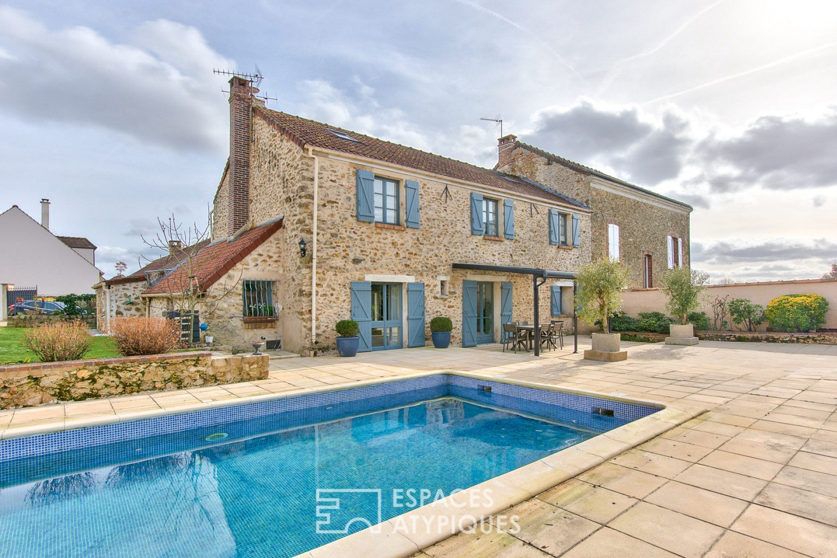 Maison de caractère avec piscine et jardin clos de murs